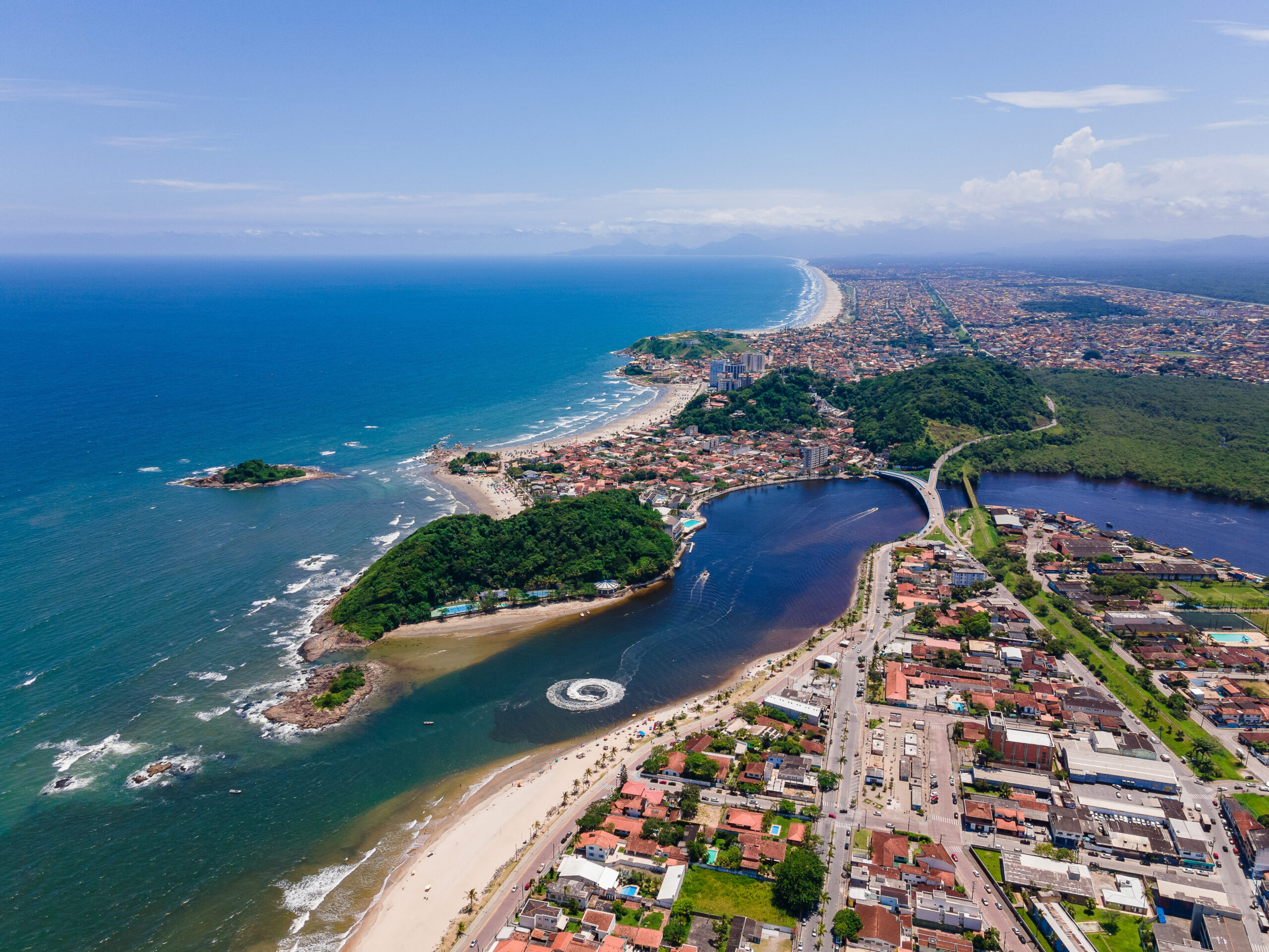 Vista aérea de Itanhaém, com a foz do rio, a Ilha das Cabras e as praias