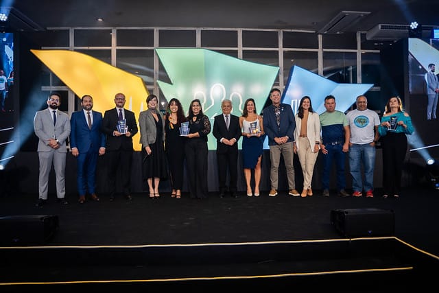 Premiados no palco da cerimônia do Prêmio Abrig Marco Maciel 2025, em Brasília