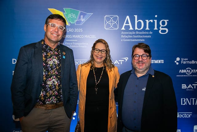 Representantes da coalizão diante do painel do Prêmio Abrig Marco Maciel 2025