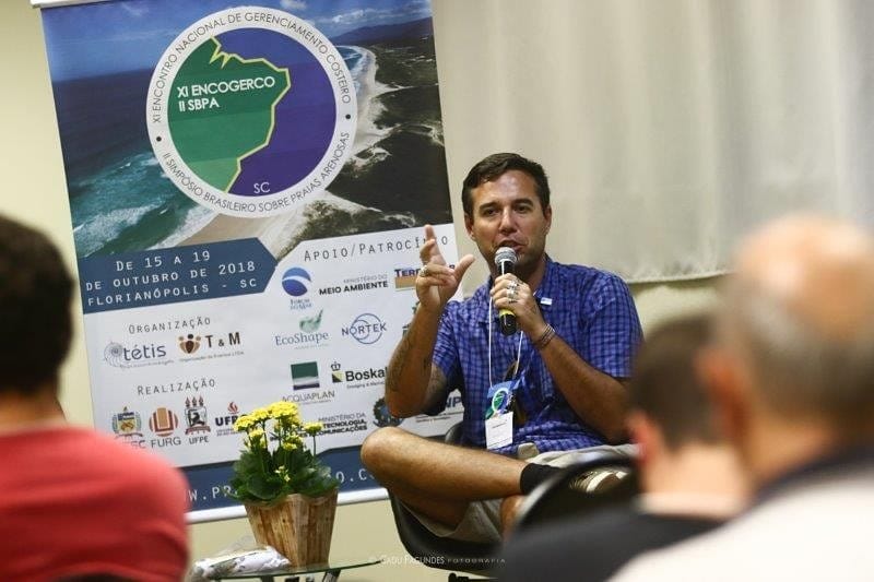 Representante do Ecosurf fala ao microfone no XI Encontro Nacional de Gerenciamento Costeiro, em Florianópolis