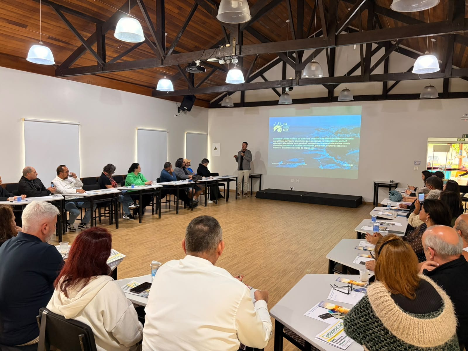 Apresentação do programa Itanhaém Cidade Mundial do Surf para público em auditório