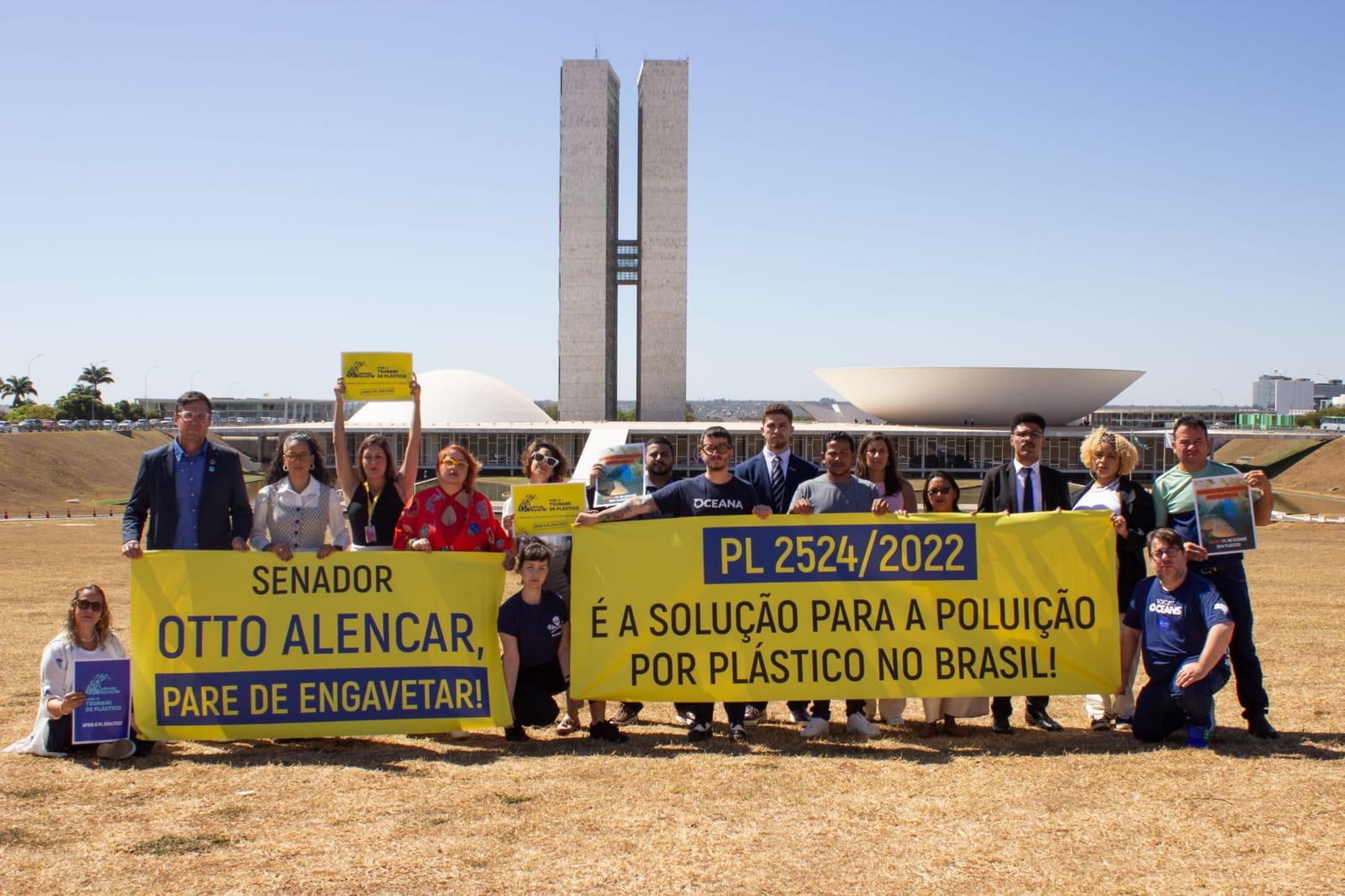 Representantes da sociedade civil diante do Congresso Nacional