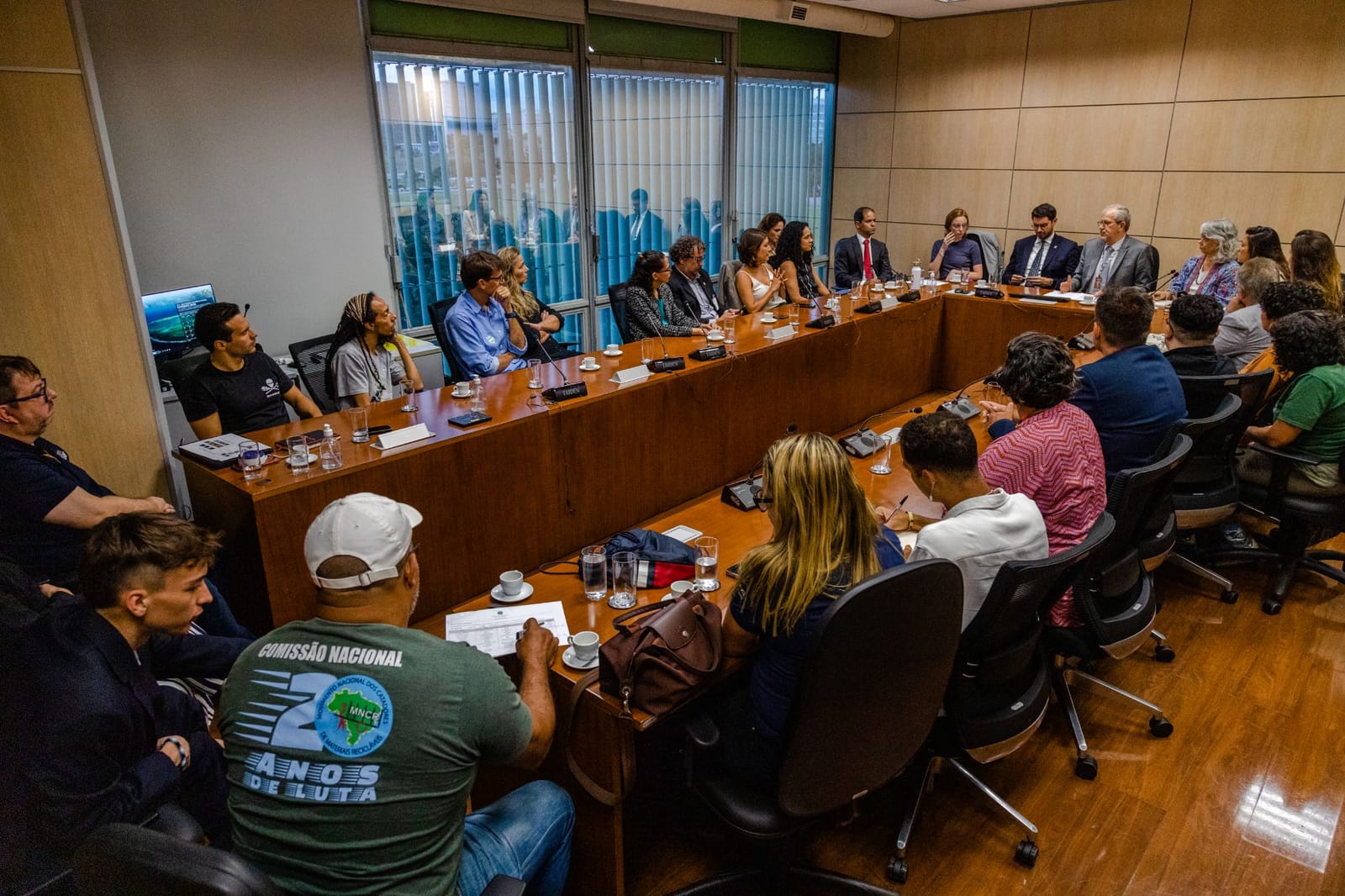 Reunião de organizações da sociedade civil sobre o PL 2524/2022 em Brasília