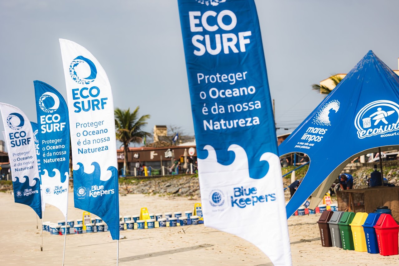 Bandeiras Ecosurf em ação na praia