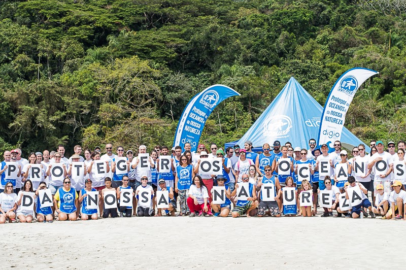 Voluntários com faixa Proteger os Oceanos é da nossa Natureza