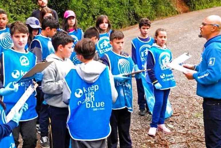 Estudantes em atividade com o Ecosurf