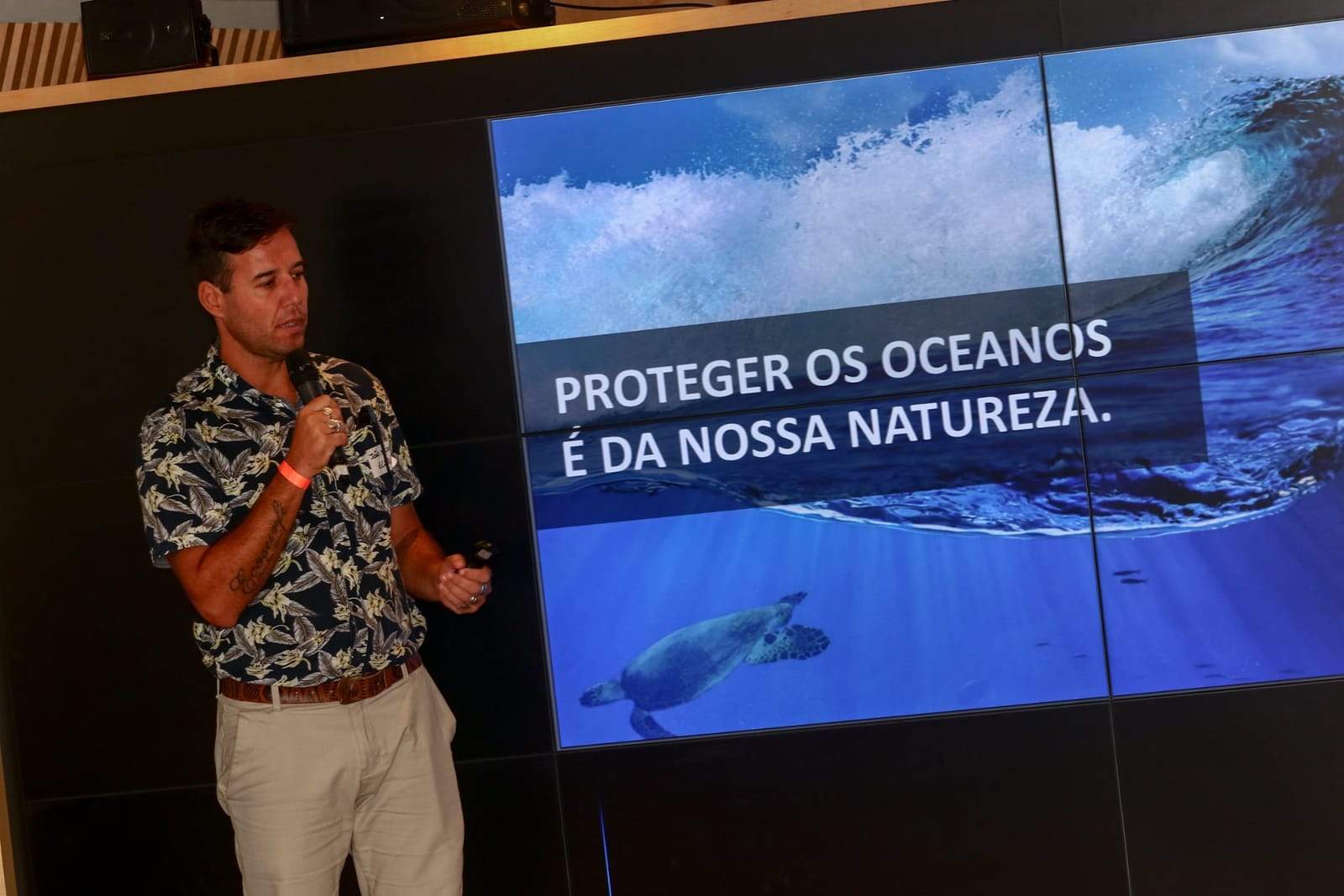 Palestra do Ecosurf com a frase Proteger os oceanos é da nossa natureza no telão