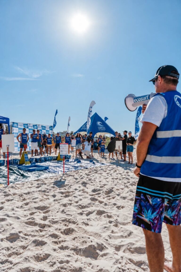 Ação do Ecosurf na praia, com megafone