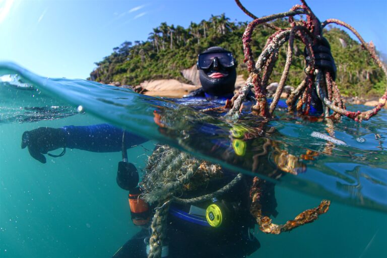 Mergulhador retira rede e resíduos do mar