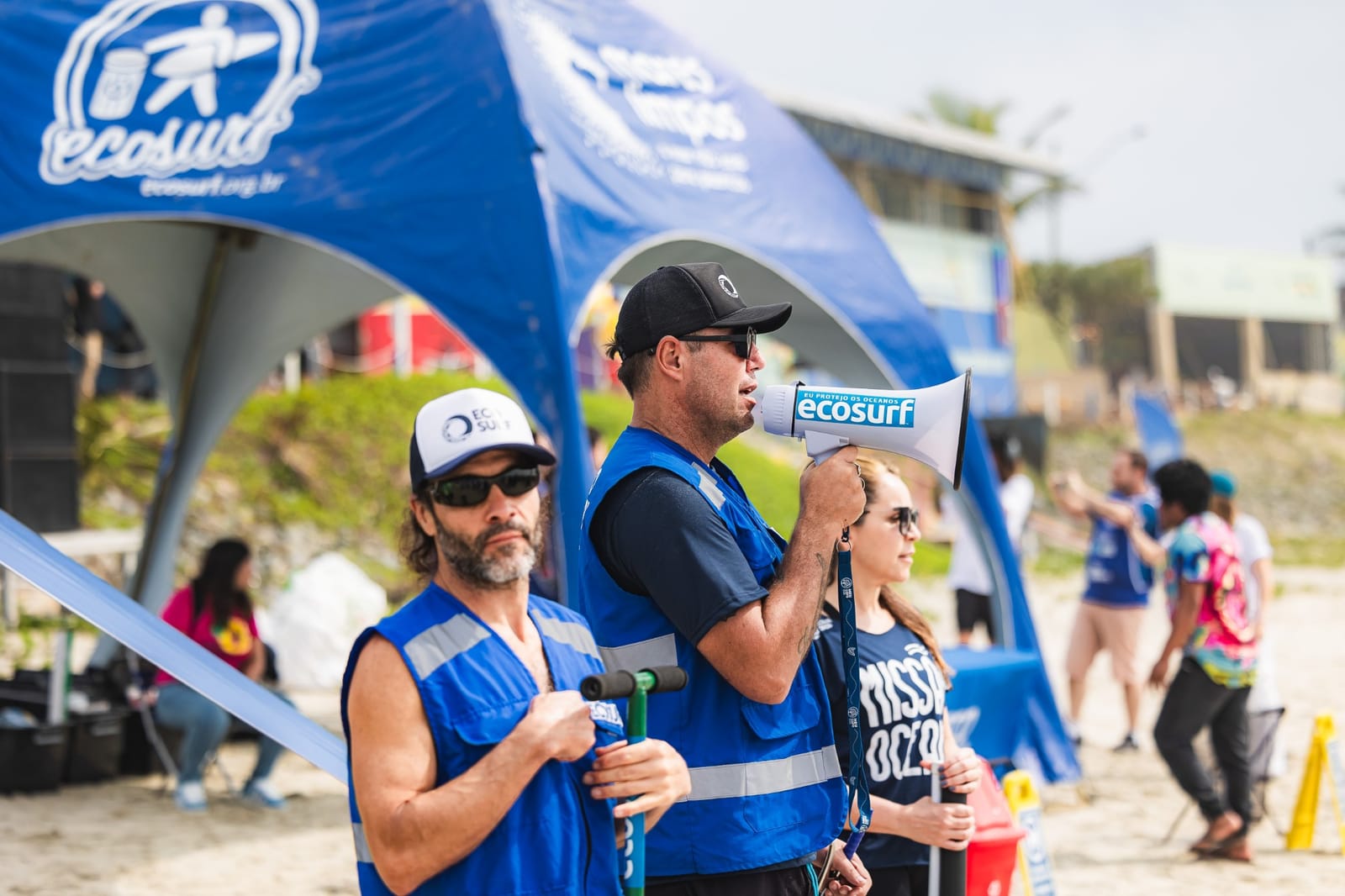 Facilitadores do Ecosurf conduzem a ação com megafone