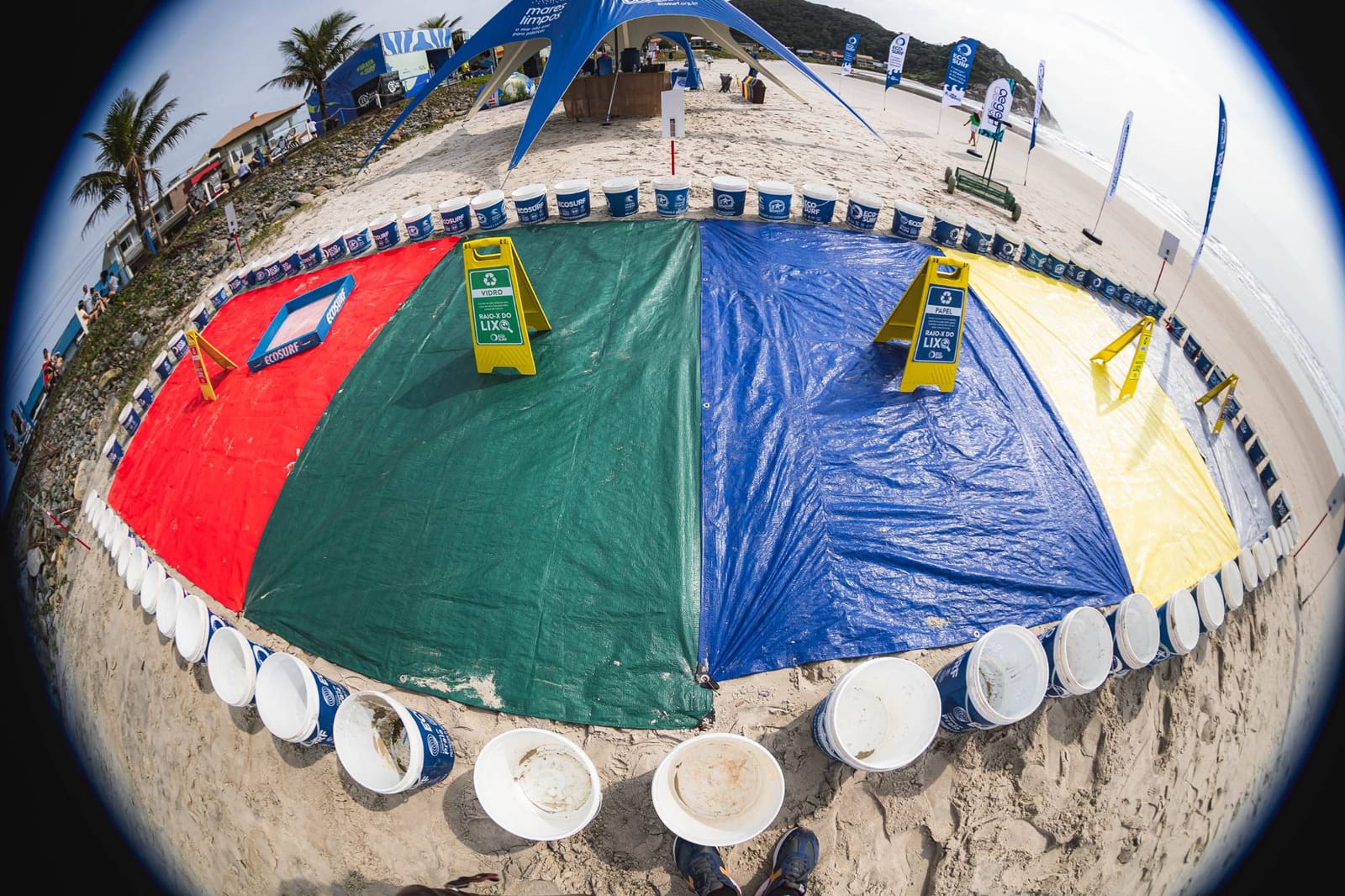 Lonas coloridas de triagem do Raio-X do Lixo cercadas por baldes do Ecosurf