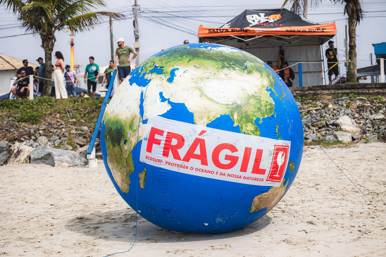 Planeta Terra inflável com a faixa Frágil, Proteger o Oceano é da nossa Natureza