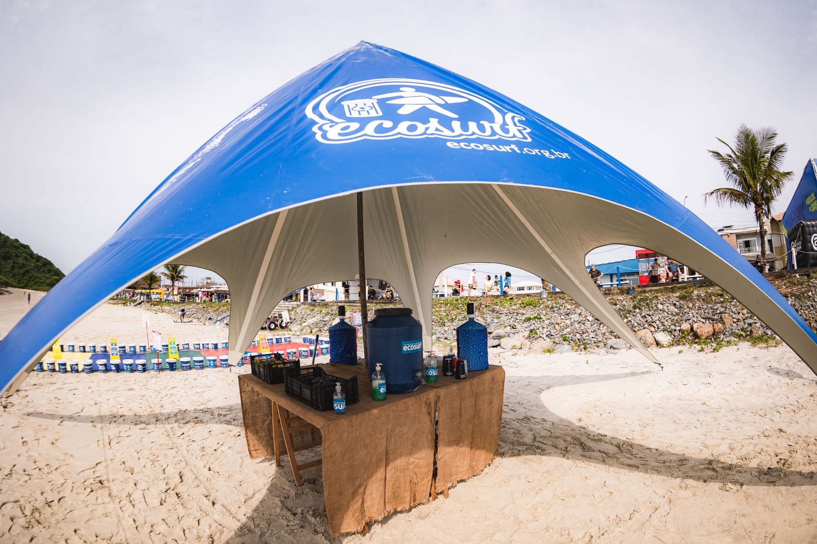 Tenda estelar do Ecosurf com mesa de hidratação, estação de água e frutas