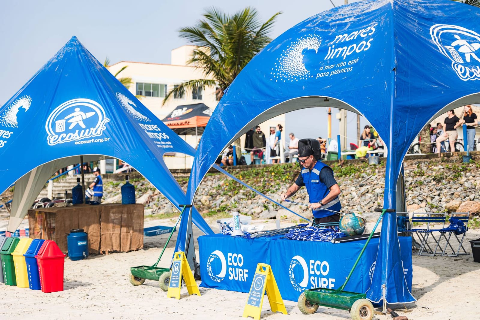 Tenda geodésica Mares Limpos com mesa de materiais de coleta e o planeta inflável