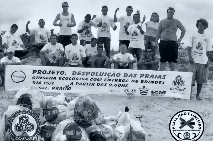 Grupo com a faixa Projeto Despoluição das Praias