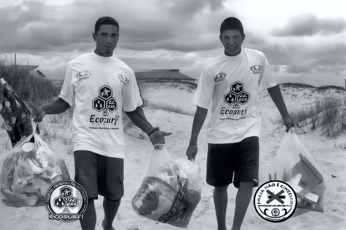 Jovens com camisetas Ecosurf carregando sacos de resíduos na praia