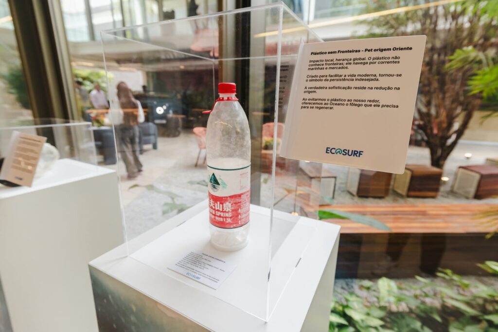 Garrafa PET de origem oriental exposta em cúpula de acrílico com texto curatorial