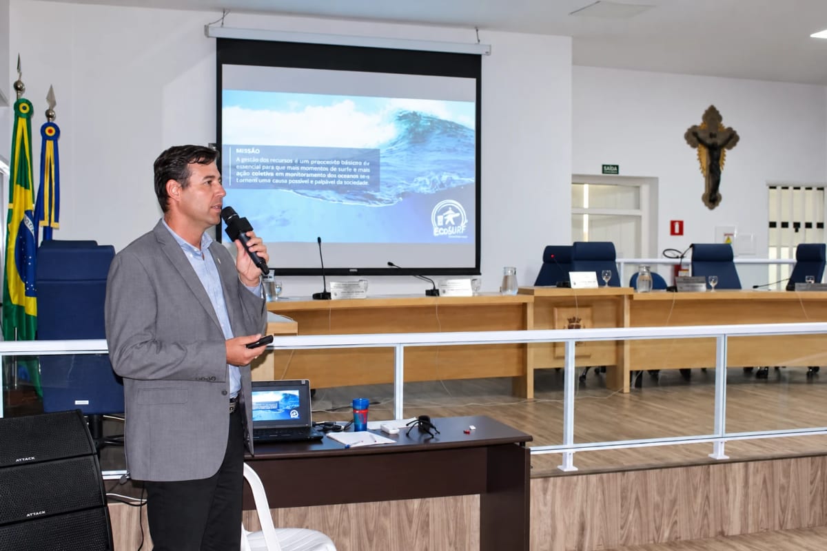 João Malavolta apresenta a missão do Ecosurf em um plenário