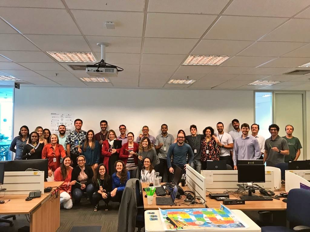 Grupo de participantes reunido em um escritório após a palestra