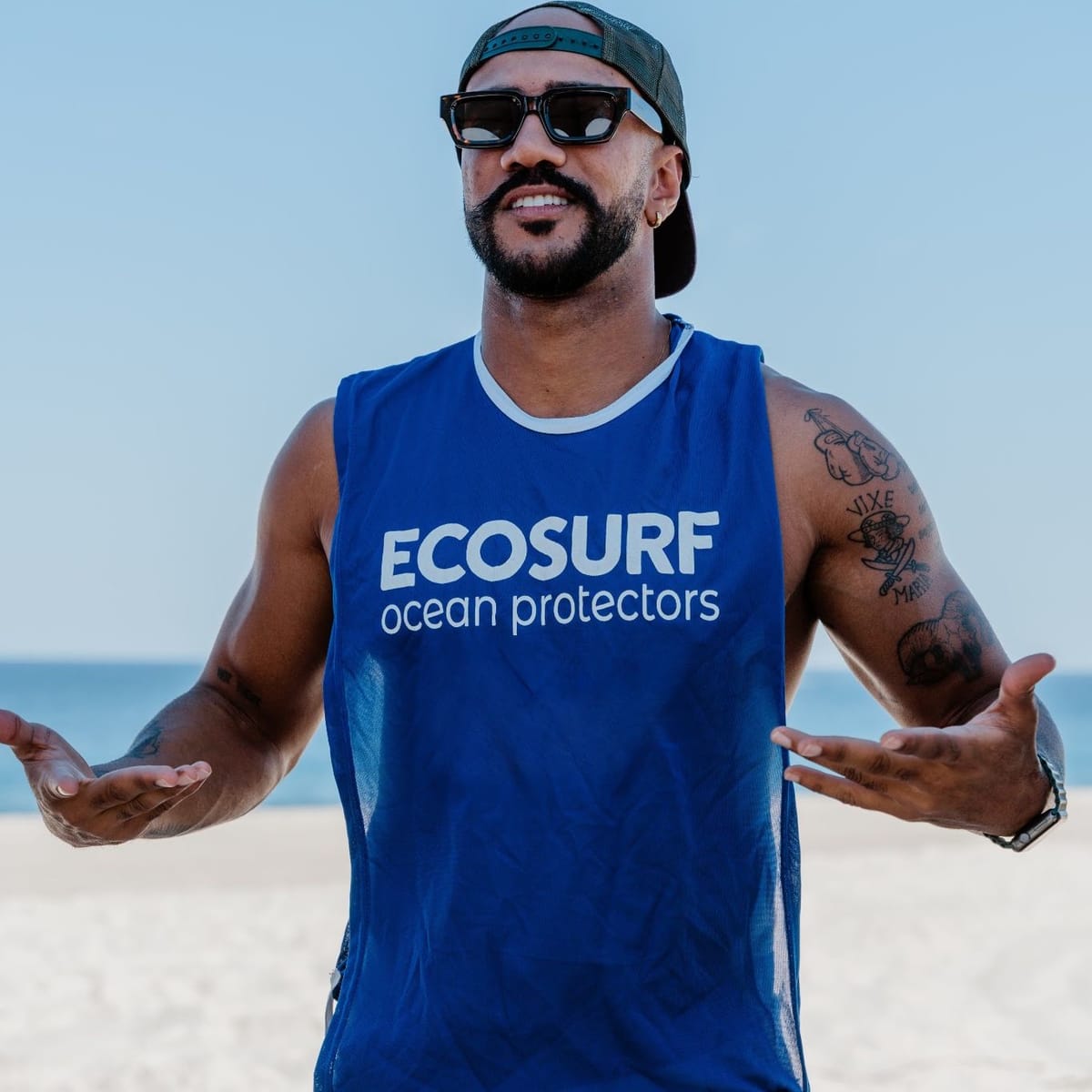 Voluntário com camiseta Ecosurf ocean protectors