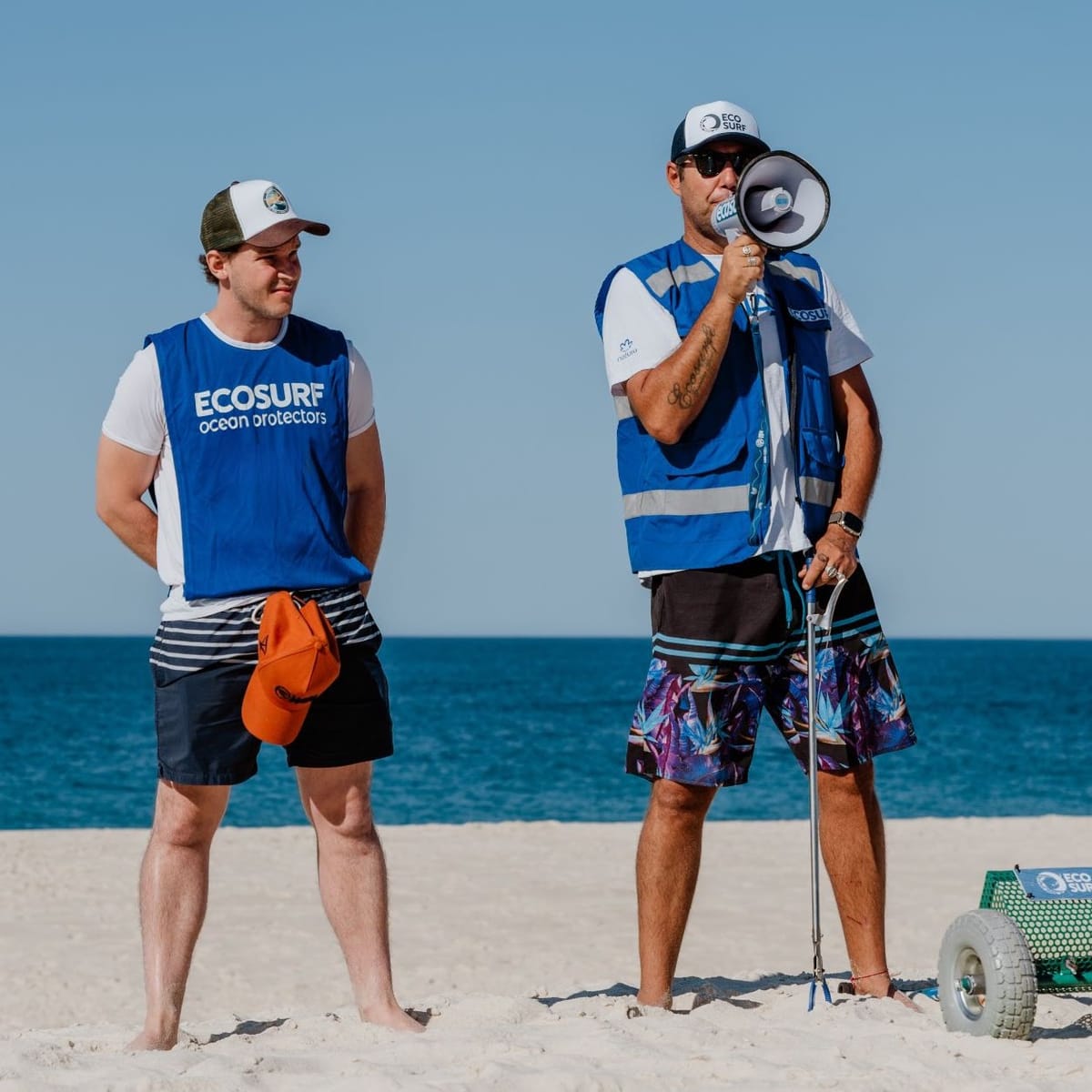 Coordenadores do Ecosurf com coletes durante ação na praia