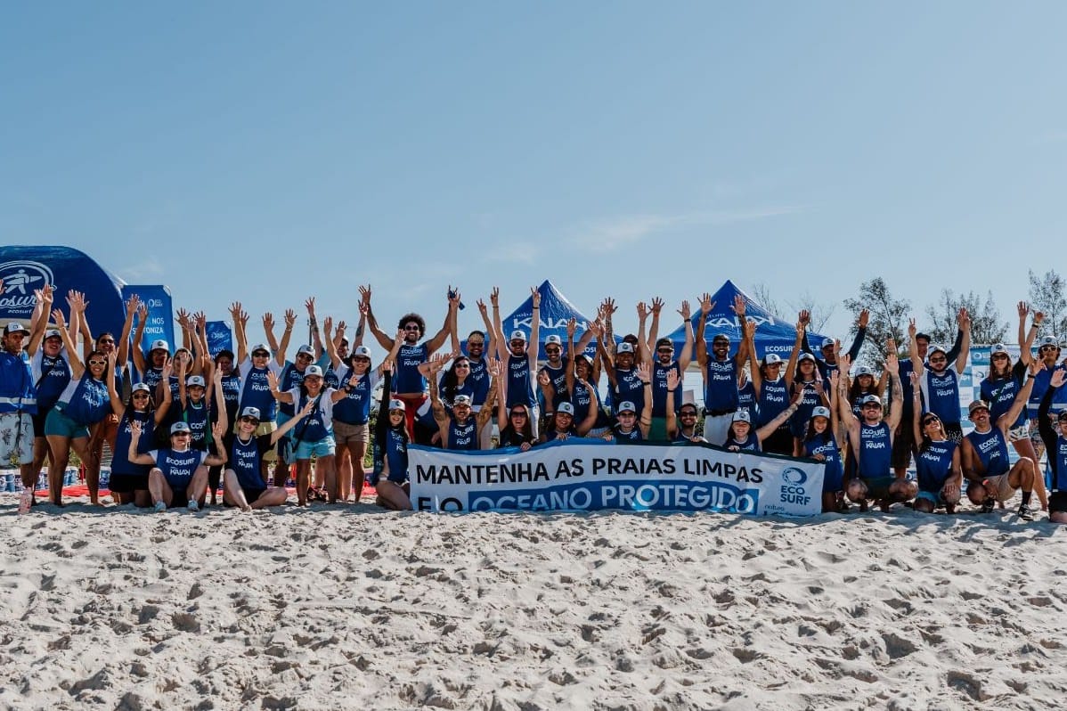 Grupo de voluntários do Ecosurf com a faixa Mantenha as praias limpas e o Oceano protegido