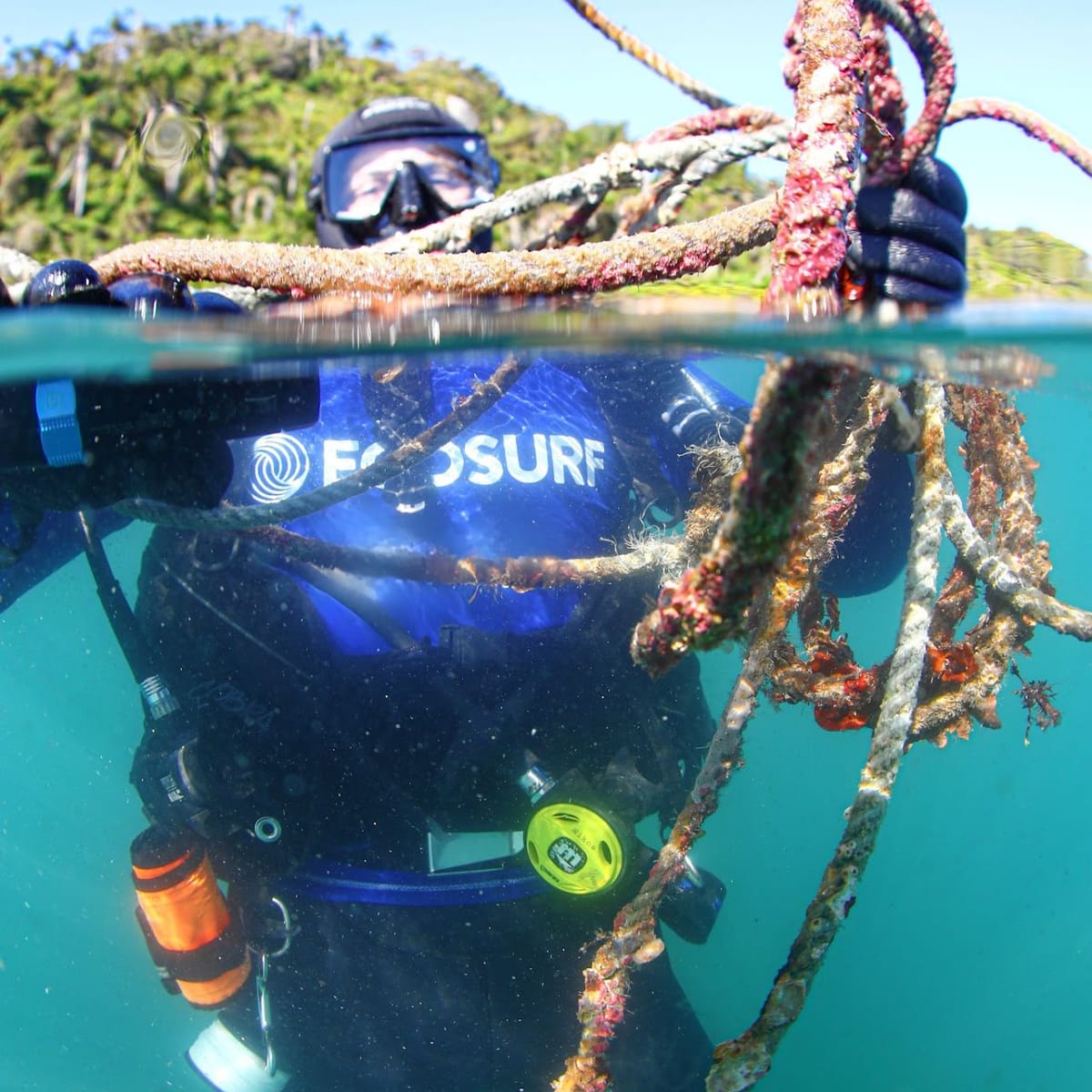 Mergulhador do Ecosurf retirando rede de pesca fantasma do mar