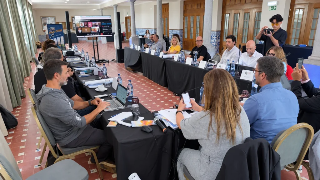 Representantes das cidades-membro reunidos na Assembleia Geral da World Surf Cities Network, na Ericeira