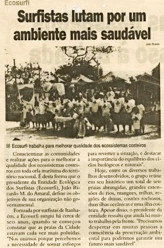 Recorte de jornal com a reportagem Surfistas lutam por um ambiente mais saudável e foto de um grupo de voluntários