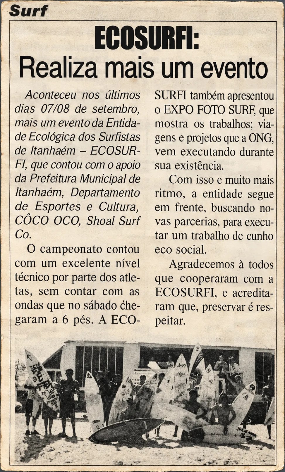 Recorte de jornal com a reportagem Ecosurfi realiza mais um evento, com foto de surfistas e pranchas na praia