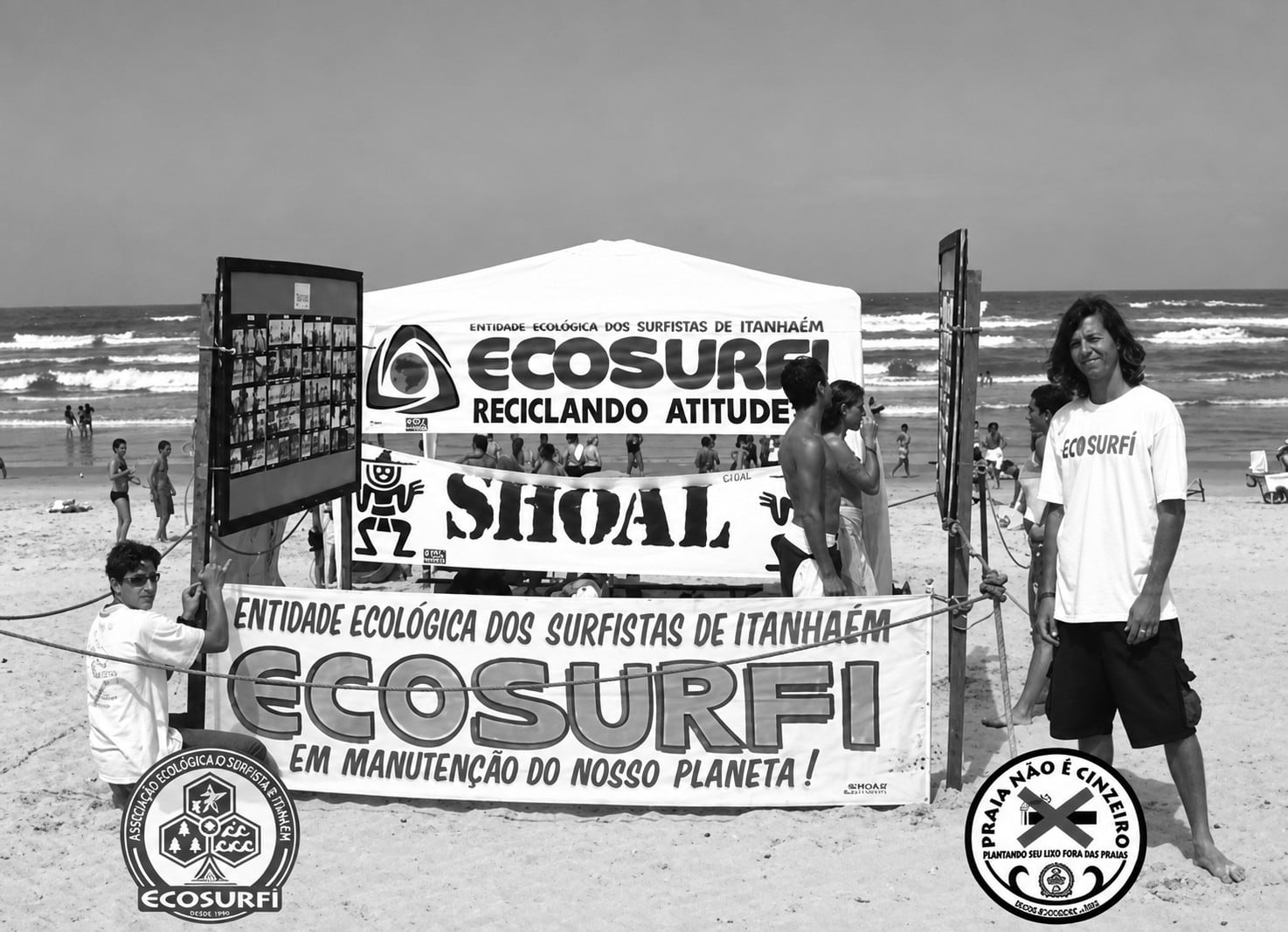 Tenda da Ecosurfi, Entidade Ecológica dos Surfistas de Itanhaém, na praia, com as faixas Reciclando Atitudes e Em manutenção do nosso planeta