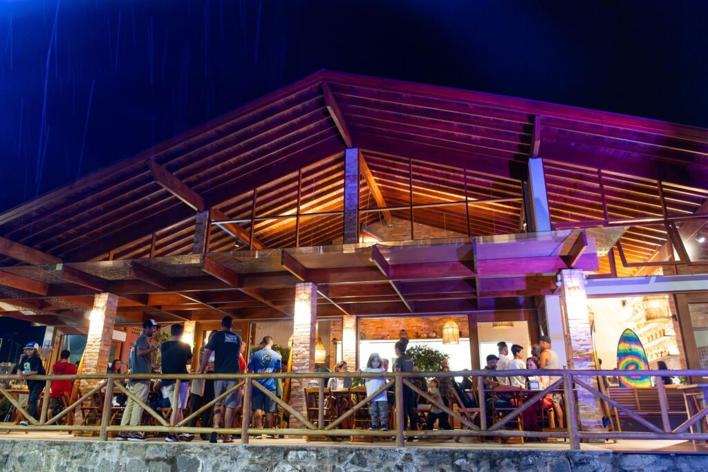 Restaurante Taquarú iluminado à noite, durante a Noite do Surf