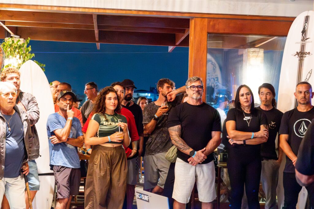 Público reunido na Noite do Surf, no restaurante Taquarú