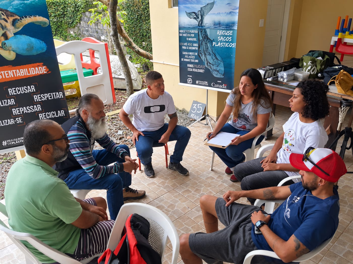 Roda de conversa entre participantes da oficina