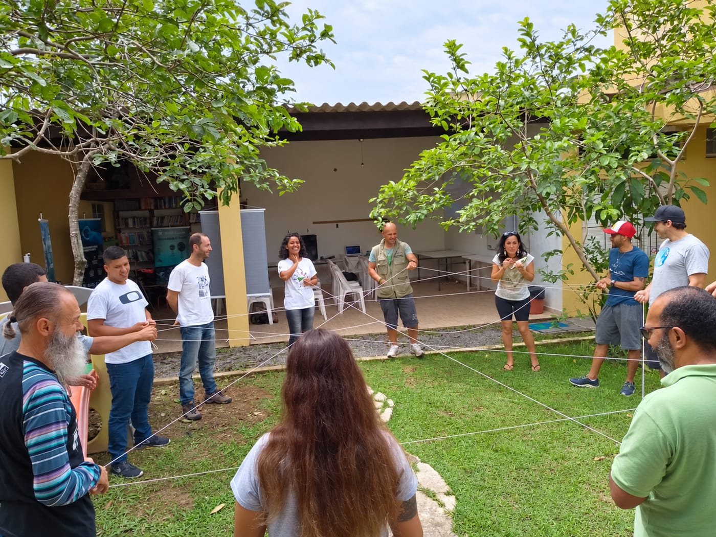 Atividade ao ar livre no jardim do espaço da oficina