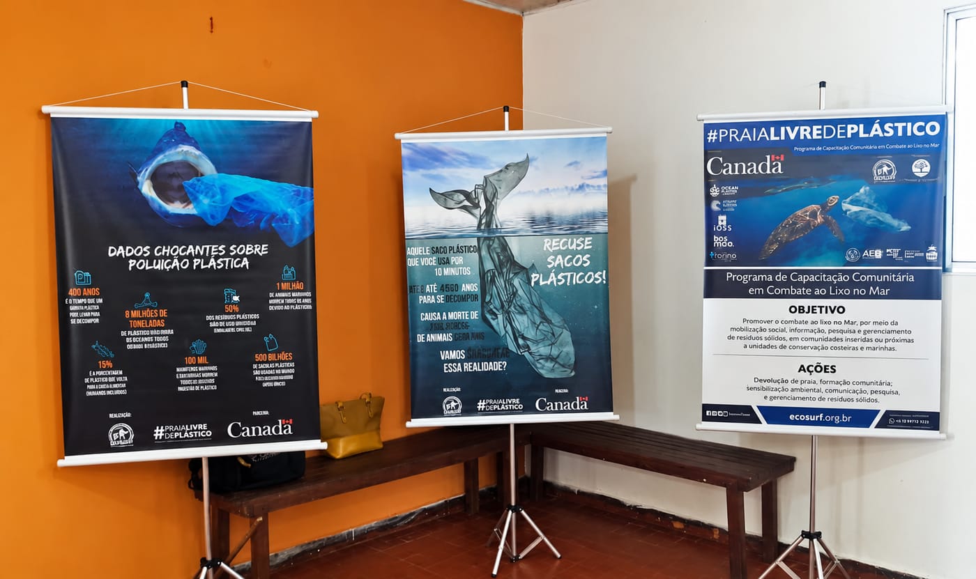 Banners informativos sobre poluição plástica e o programa #PraiaLivreDePlástico