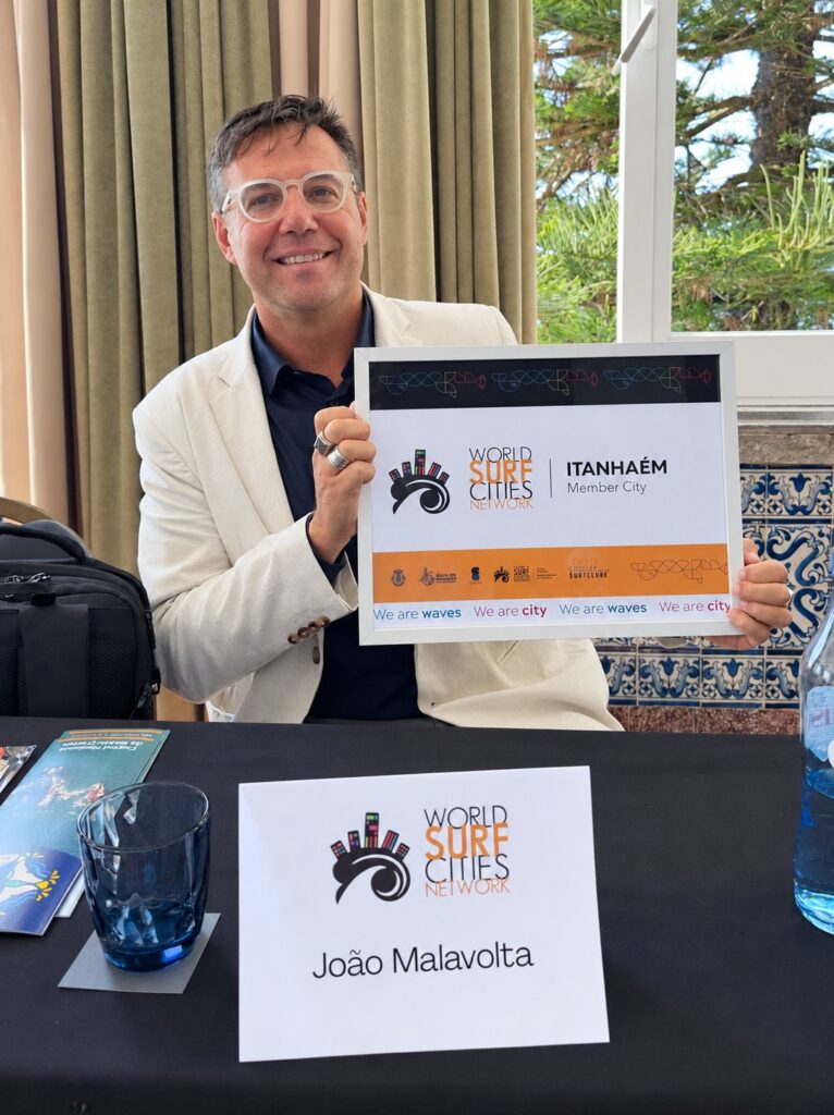 João Malavolta com o certificado de Itanhaém como cidade-membro da World Surf Cities Network