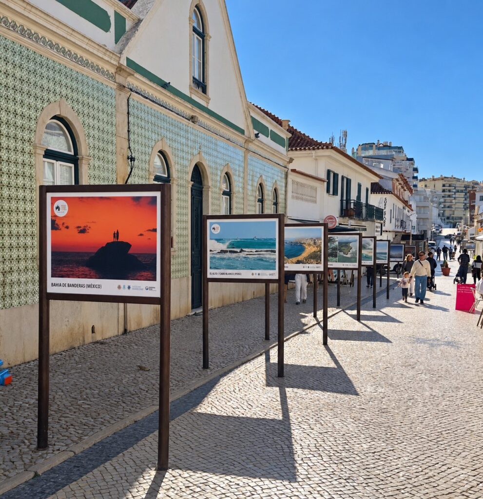 Exposição comemorativa dos 15 anos na Rua Dr. Eduardo Burnay e o mapa das cidades que integram a rede