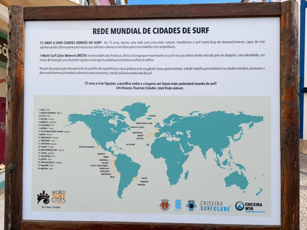 Exposição comemorativa dos 15 anos na Rua Dr. Eduardo Burnay e o mapa das cidades que integram a rede