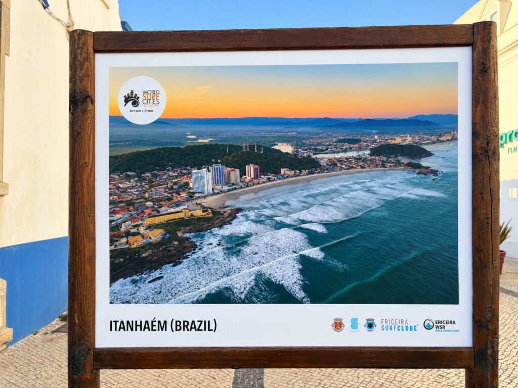 Os dois painéis de Itanhaém na exposição: a orla ao entardecer e o Convento Nossa Senhora da Conceição iluminado