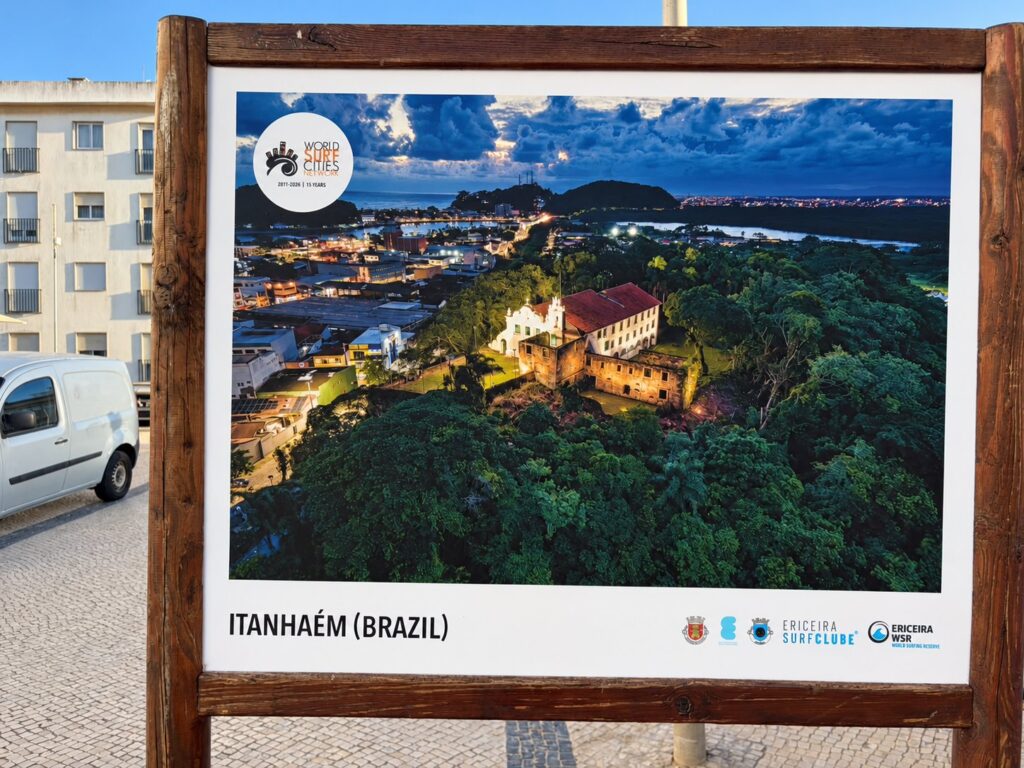 Os dois painéis de Itanhaém na exposição: a orla ao entardecer e o Convento Nossa Senhora da Conceição iluminado