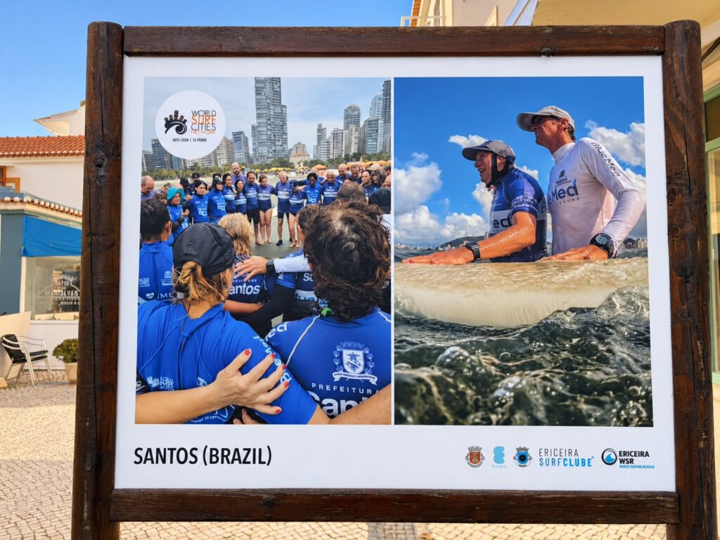 Cisco Araña e César Andrade com o prêmio de Cidade Mais Inclusiva, e o painel de Santos na exposição dos 15 anos